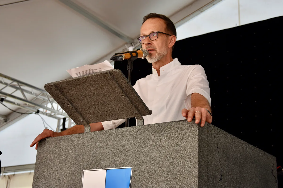 Gemeindepräsident Andreas Bühler (SP) möchte schaffen, was unter seinen Vorgängern nicht erreicht wurde. Ein Mann steht an einem Rednerpult.